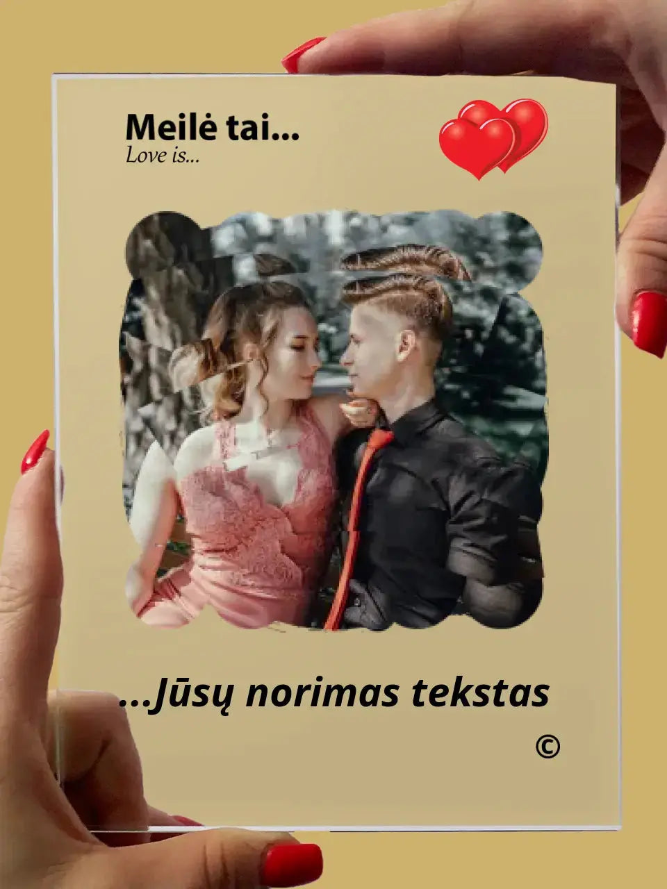 Personalizuotas "Love is" stiklinis posteris su jūsų nuotrauka TeeInBlue
