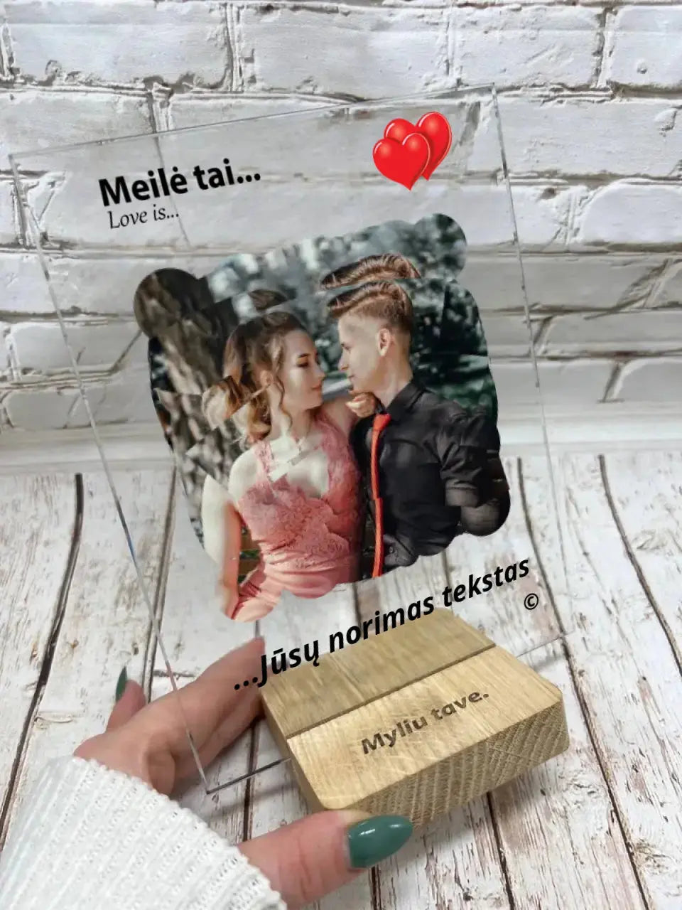 Personalizuotas "Love is" stiklinis posteris su jūsų nuotrauka TeeInBlue