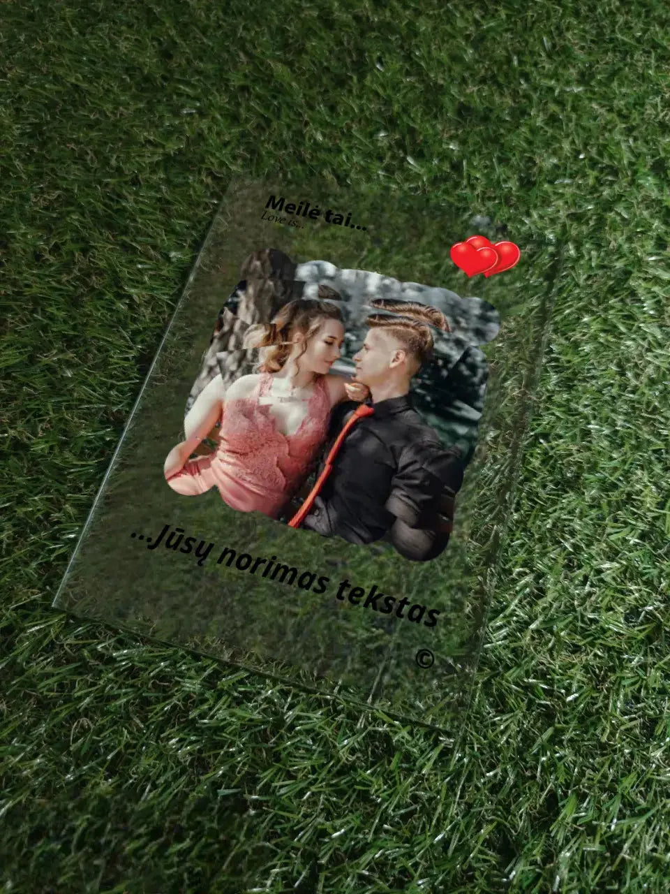 Personalizuotas "Love is" stiklinis posteris su jūsų nuotrauka TeeInBlue