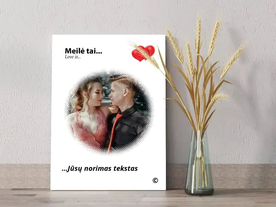Personalizuotas "Love is" dizaino kūrinys ant drobės su jūsų nuotrauka ir citata Drobe - dovanokis.lt