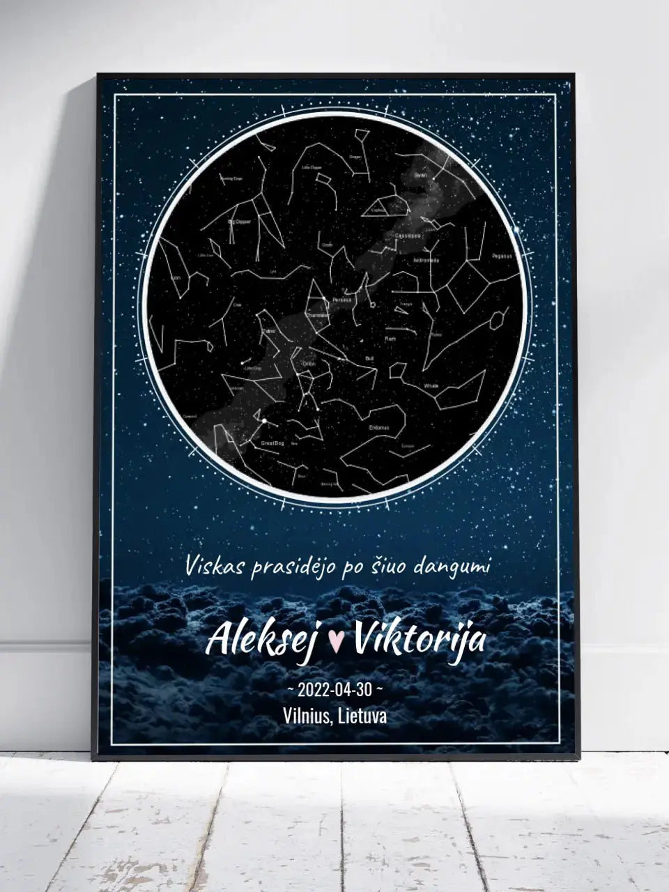 Personalizuotas žvaigždžių žemėlapis su mėlynu fonu, plakatas su rėmeliu Poster - dovanokis.lt