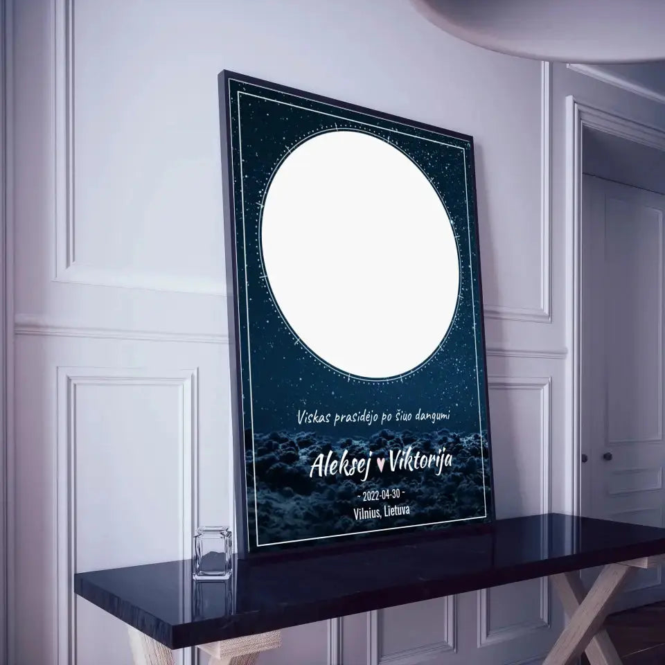 Personalizuotas žvaigždžių žemėlapis su mėlynu fonu, plakatas su rėmeliu Poster - dovanokis.lt