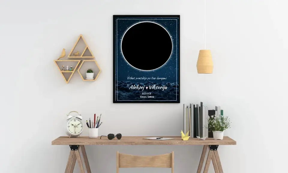 Personalizuotas žvaigždžių žemėlapis su mėlynu fonu, plakatas su rėmeliu Poster - dovanokis.lt