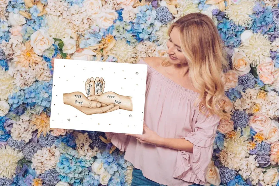 Personalizuota iliustracija ant drobės su šeimos narių rankomis, 1-3 vaikai Drobe - dovanokis.lt