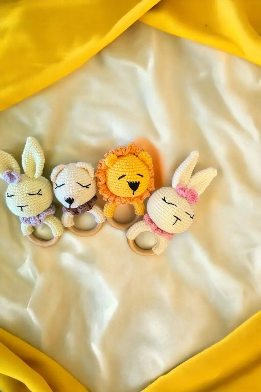 Nerti rankų darbo žaislai – barškučiai ir kramtukai vaikams - Kramtukai & Barškučiai - Balta, Barškučiai, Gimtadienis, Kalėdos ir Naujieji metai, Kramtukai, Kūdikiams, Kūdikis, Mėlyna, Not-on-sale - Megzti, nerti ir mediniai žaislai turi ypatingos energij