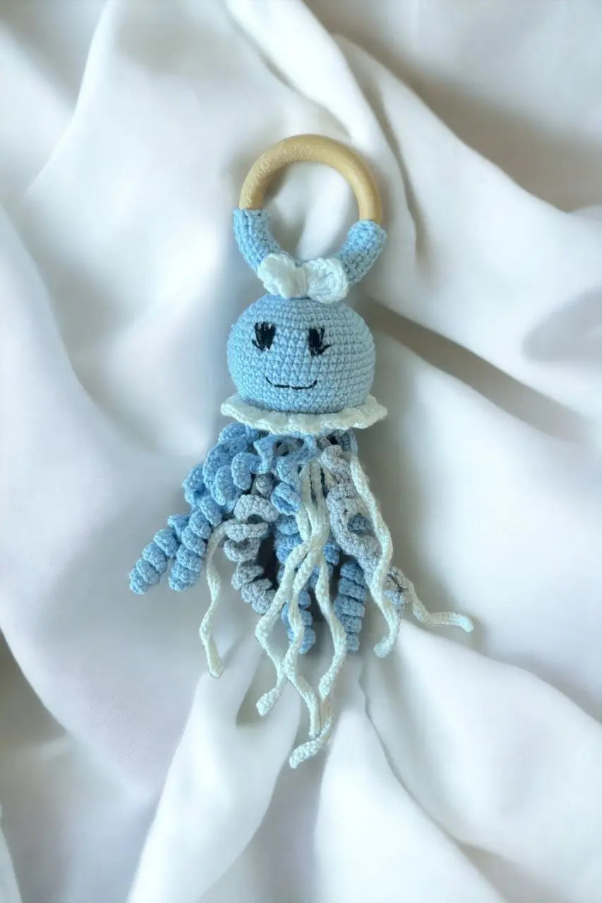 Nerti rankų darbo žaislai – barškučiai ir kramtukai vaikams - Kramtukai & Barškučiai - Balta, Barškučiai, Gimtadienis, Kalėdos ir Naujieji metai, Kramtukai, Kūdikiams, Kūdikis, Mėlyna, Not-on-sale - Megzti, nerti ir mediniai žaislai turi ypatingos energij