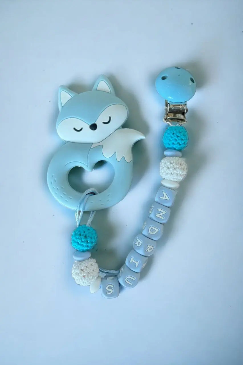 Vardinis Čiulptuko laikiklis su kramtuku - Vardinis - Gimtadienis, Kalėdos ir Naujieji metai, Kramtukai, Kūdikiams, Kūdikis, Not-on-sale, Vardas - Čiulptuko laikiklis su kramtuku. Silikoninis kramtukas – puikus žaislas kūdikiui, kuris ne tik užima mažylį,