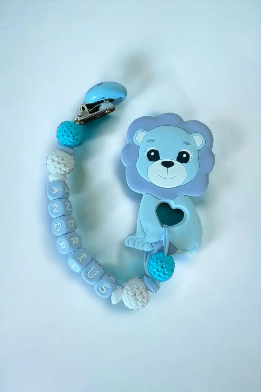 Vardinis Čiulptuko laikiklis su kramtuku - Vardinis - Gimtadienis, Kalėdos ir Naujieji metai, Kramtukai, Kūdikiams, Kūdikis, Not-on-sale, Vardas - Čiulptuko laikiklis su kramtuku. Silikoninis kramtukas – puikus žaislas kūdikiui, kuris ne tik užima mažylį,