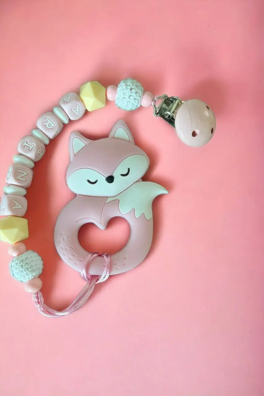 Vardinis Čiulptuko laikiklis su kramtuku - Vardinis - Gimtadienis, Kalėdos ir Naujieji metai, Kramtukai, Kūdikiams, Kūdikis, Not-on-sale, Vardas - Čiulptuko laikiklis su kramtuku. Silikoninis kramtukas – puikus žaislas kūdikiui, kuris ne tik užima mažylį,