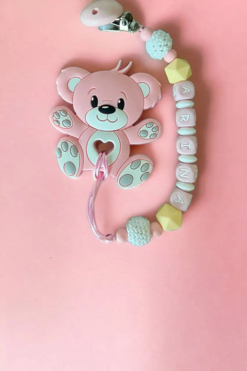 Vardinis Čiulptuko laikiklis su kramtuku - Vardinis - Gimtadienis, Kalėdos ir Naujieji metai, Kramtukai, Kūdikiams, Kūdikis, Not-on-sale, Vardas - Čiulptuko laikiklis su kramtuku. Silikoninis kramtukas – puikus žaislas kūdikiui, kuris ne tik užima mažylį,