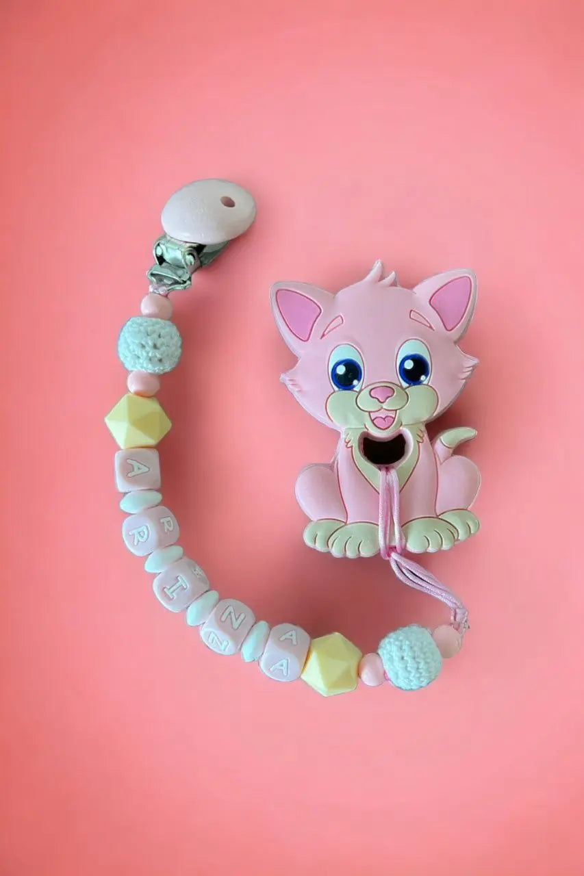 Vardinis Čiulptuko laikiklis su kramtuku - Vardinis - Gimtadienis, Kalėdos ir Naujieji metai, Kramtukai, Kūdikiams, Kūdikis, Not-on-sale, Vardas - Čiulptuko laikiklis su kramtuku. Silikoninis kramtukas – puikus žaislas kūdikiui, kuris ne tik užima mažylį,