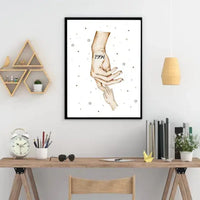 Personalizuotas Mama ir 1-4 vaikai susikibę už rankų plakatas iliustracija, plakatas su rėmeliu, Motinos Rankos, Naujagimio Plakatas, Menas, Laikydami rankas, Šeimos rankos  Poster -  dovanokis.lt