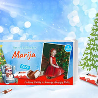 Personalizuota Kinder 8 batonėlių šokoladinė dėžutė su jūsų nuotrauka, Kalėdinė versija su bosu sniego seneliu TeeInBlue