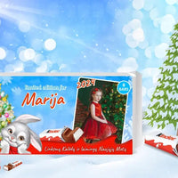 Personalizuota Kinder 8 batonėlių šokoladinė dėžutė su jūsų nuotrauka, Kalėdinė versija su kalėdiniu zuikučiu TeeInBlue