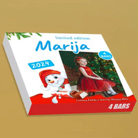 Personalizuota Kinder 4 batonėlių šokoladinė dėžutė su jūsų nuotrauka, Kalėdinė versija su sniego seneliu TeeInBlue