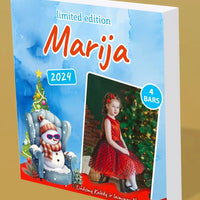 Personalizuota Kinder 4 batonėlių šokoladinė dėžutė su jūsų nuotrauka, Kalėdinė versija su bosu sniego seneliu TeeInBlue