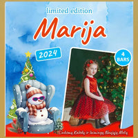 Personalizuota Kinder 4 batonėlių šokoladinė dėžutė su jūsų nuotrauka, Kalėdinė versija su bosu sniego seneliu TeeInBlue