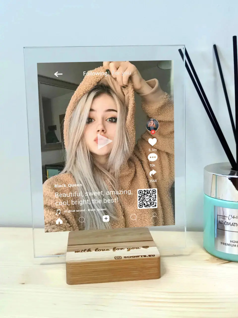 Personalizuotas "TikTok" stiklinis posteris su jūsų nuotrauka TeeInBlue