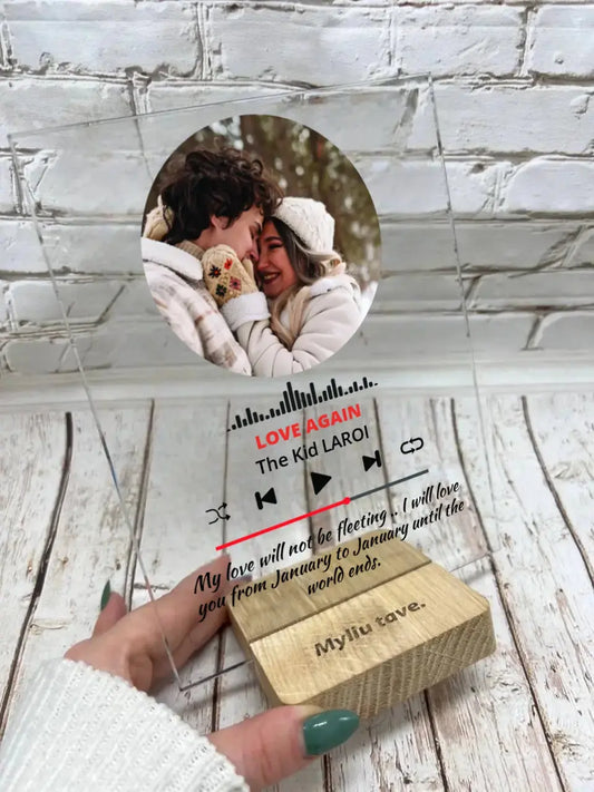 Personalizuotas muzikos grotuvo stiklinis posteris su jūsų nuotrauka ir tekstu TeeInBlue