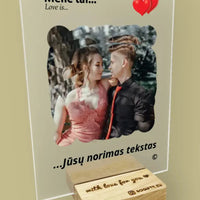 Personalizuotas "Love is" stiklinis posteris su jūsų nuotrauka TeeInBlue