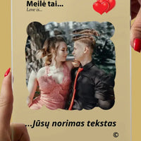 Personalizuotas "Love is" stiklinis posteris su jūsų nuotrauka TeeInBlue
