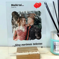 Personalizuotas "Love is" stiklinis posteris su jūsų nuotrauka TeeInBlue