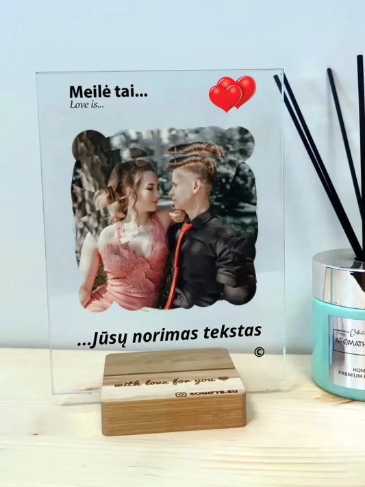 Personalizuotas "Love is" stiklinis posteris su jūsų nuotrauka TeeInBlue