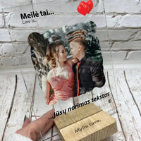 Personalizuotas "Love is" stiklinis posteris su jūsų nuotrauka TeeInBlue