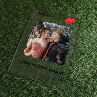 Personalizuotas "Love is" stiklinis posteris su jūsų nuotrauka TeeInBlue