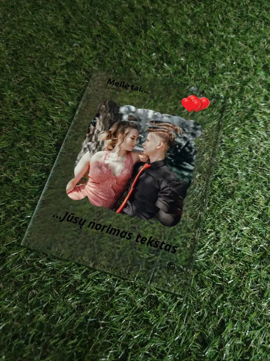 Personalizuotas "Love is" stiklinis posteris su jūsų nuotrauka TeeInBlue