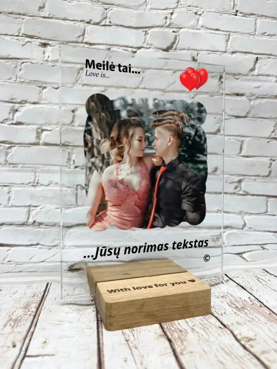 Personalizuotas "Love is" stiklinis posteris su jūsų nuotrauka TeeInBlue