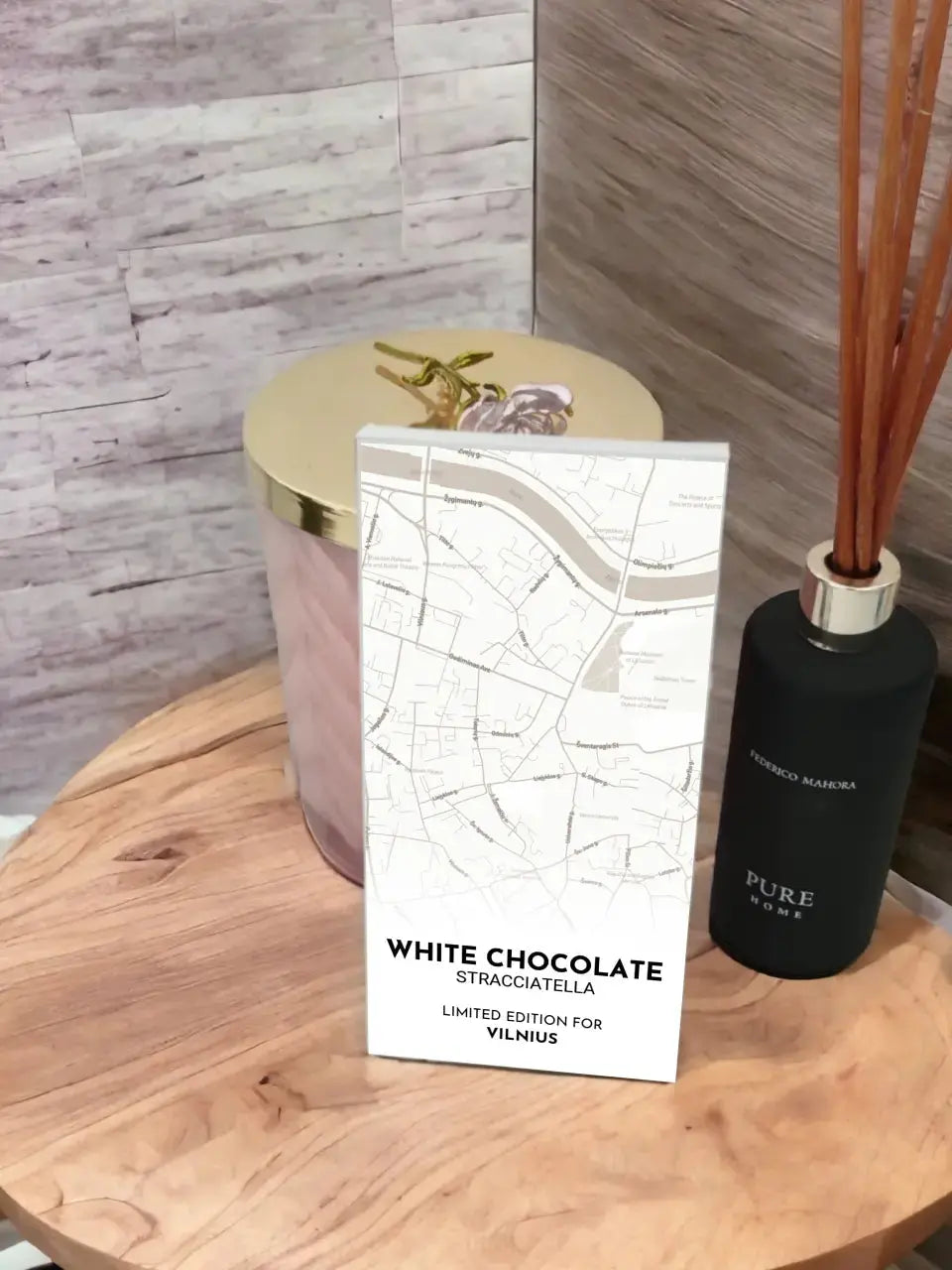 Personalizuota šokoladinė dėžutė su jūsų vieta ir žemėlapio stiliaus pasirinkimu TeeInBlue Šokoladas