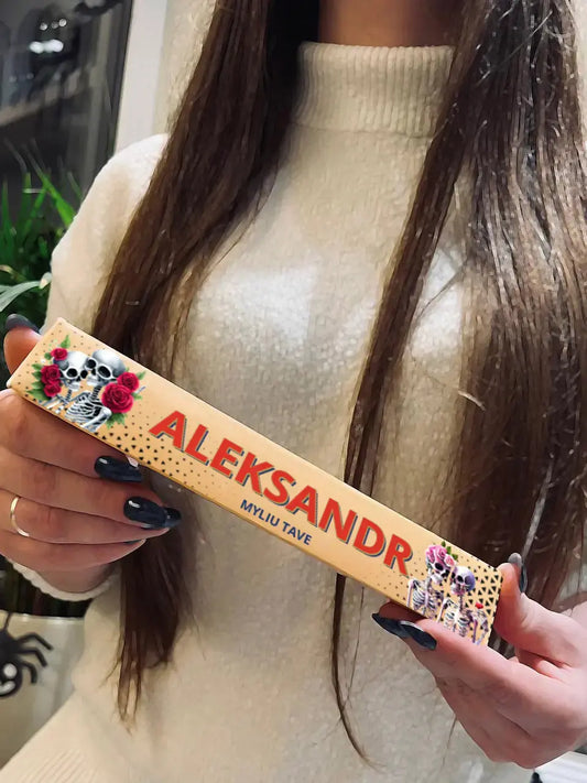 Personalizuotas "Toblerone S" šokoladas su jūsų vardu ir žinutė valentino dienos proga, Romantiški skeletų apsikabinimai TeeInBlue