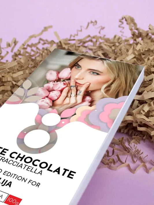 Personalizuotas "Moterų dienos dizainas 1" šokoladas su jūsų nuotrauka TeeInBlue Šokoladas