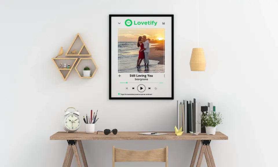 Personalizuotas "Lovetify" dizaino įrėmintas plakatas su jūsų nuotrauka ir daina