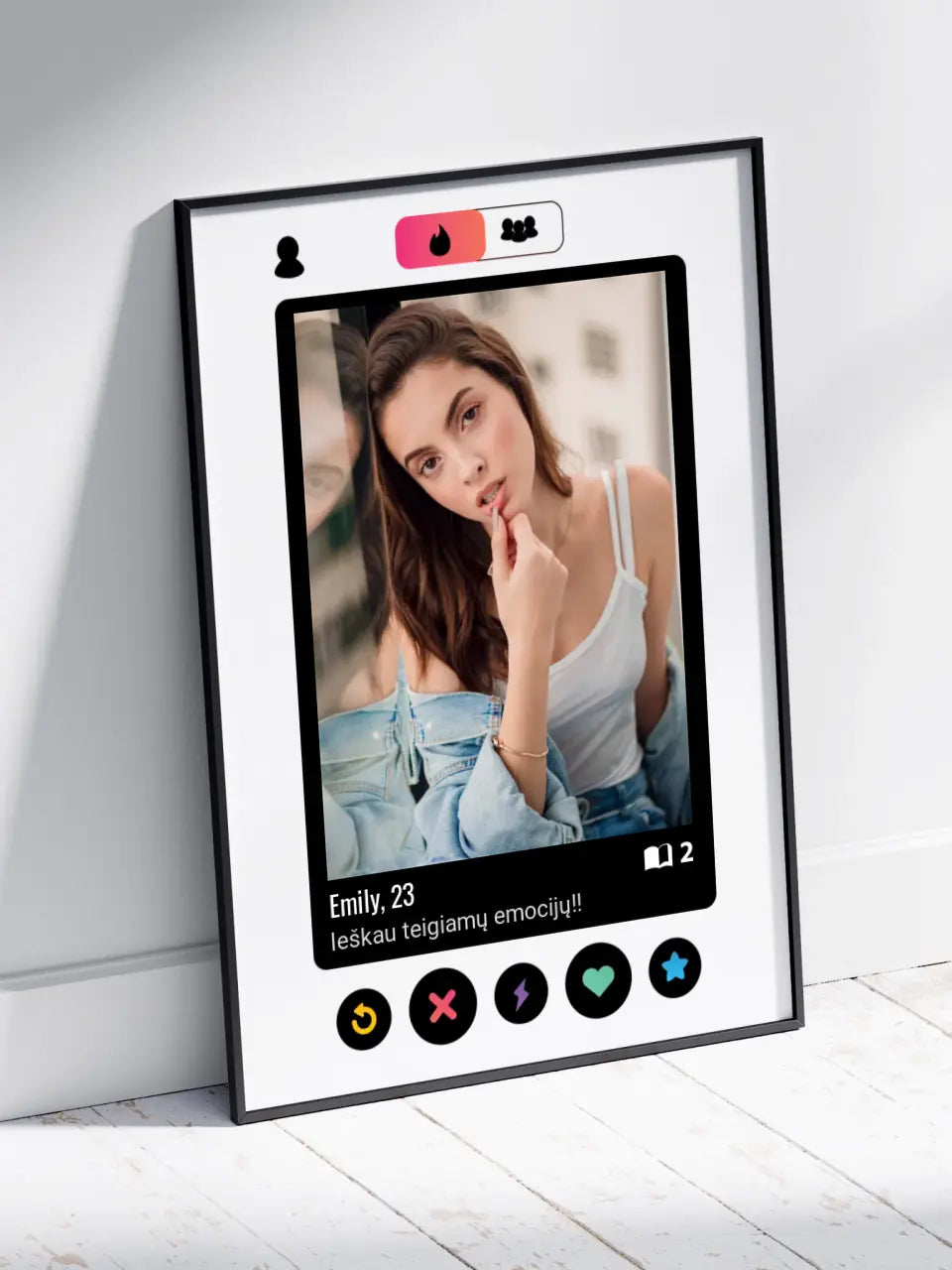 Personalizuotas "Tinder" dizaino įrėmintas plakatas su jūsų nuotrauka ir tekstu