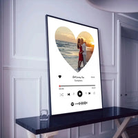 Personalizuotas Spotify muzikos grotuvo įrėmintas plakatas su jūsų nuotrauka širdelės formos, daina ir spotify kodu  Posteris(Plakatas) -  dovanokis.lt