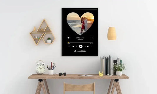 Personalizuotas Spotify muzikos grotuvo įrėmintas plakatas su jūsų nuotrauka širdelės formos, daina ir spotify kodu  Posteris(Plakatas) -  dovanokis.lt