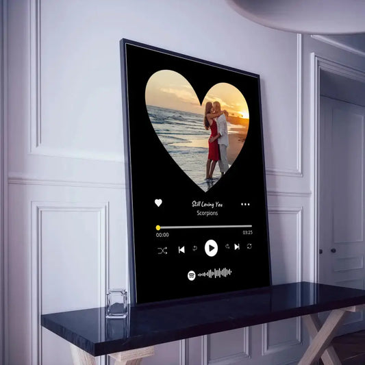 Personalizuotas Spotify muzikos grotuvo įrėmintas plakatas su jūsų nuotrauka širdelės formos, daina ir spotify kodu  Posteris(Plakatas) -  dovanokis.lt