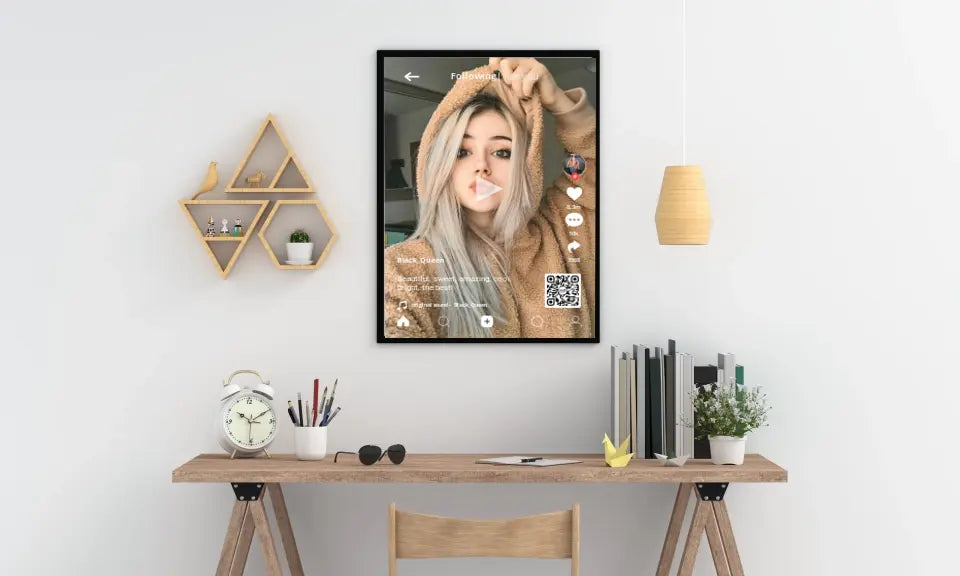 Personalizuotas "TikTok" dizaino įrėmintas plakatas su jūsų nuotrauka ir tekstais