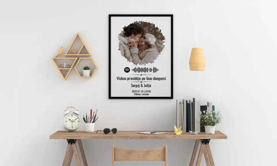 Personalizuotas žvaigždžių žemėlapis, plakatas su rėmeliu, su formos pasirinkimu, jūsų nuotrauka ir „Spotify“ kodu  Poster -  dovanokis.lt