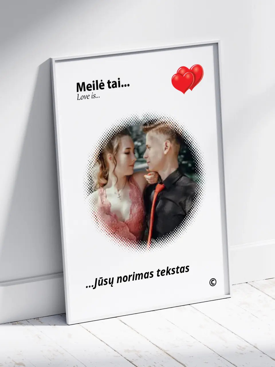 Personalizuotas "Love is" dizaino įrėmintas plakatas su jūsų nuotrauka ir citata