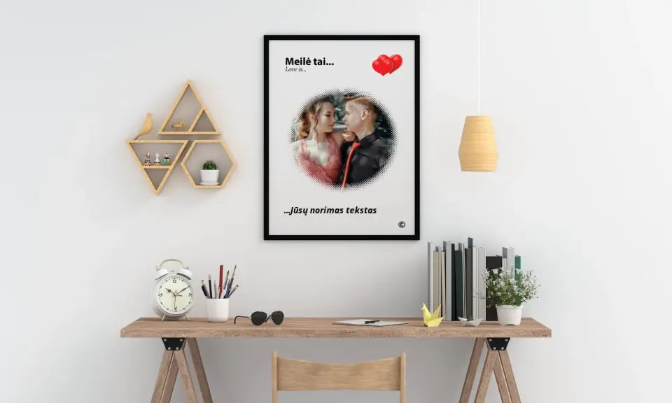 Personalizuotas "Love is" dizaino įrėmintas plakatas su jūsų nuotrauka ir citata