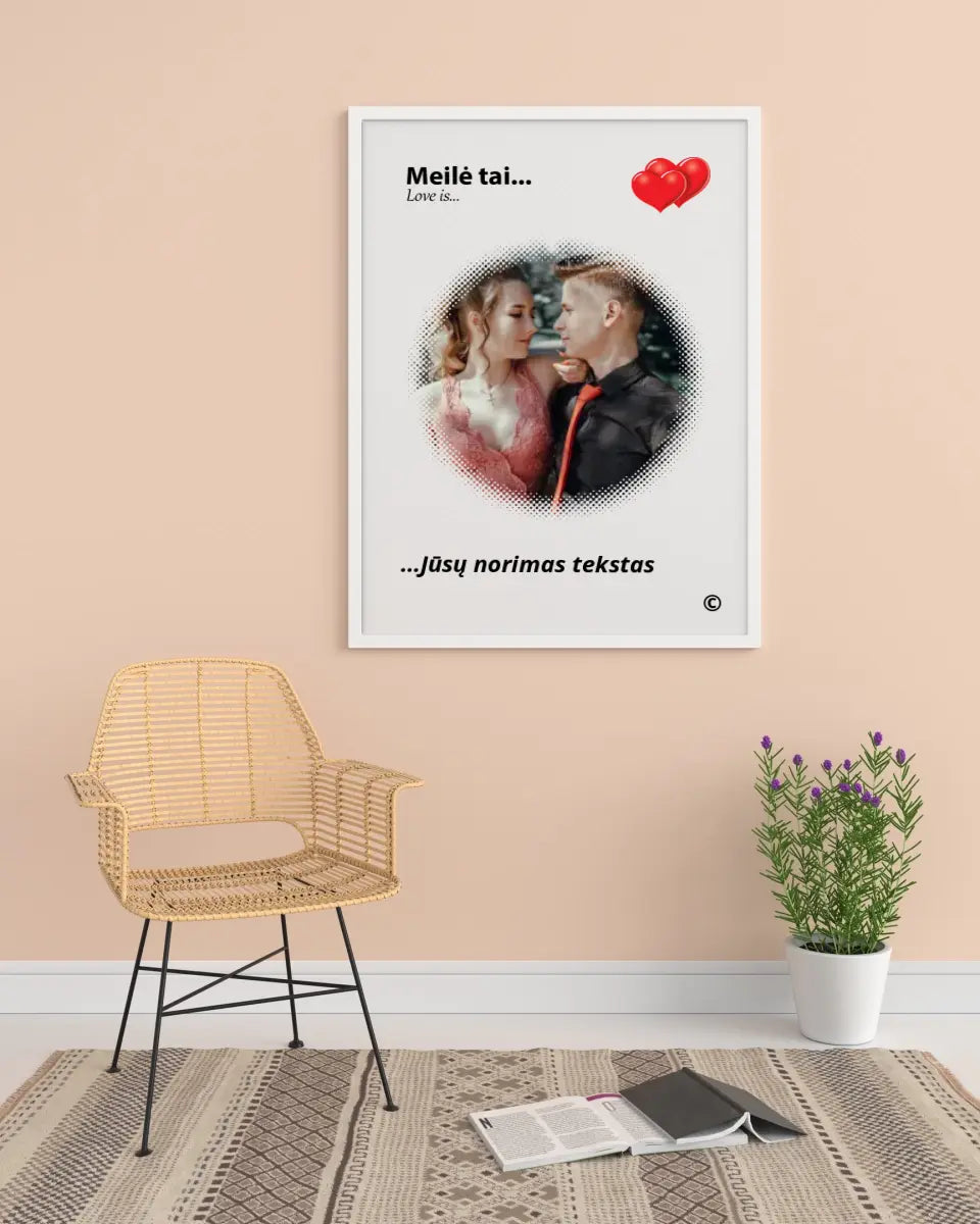 Personalizuotas "Love is" dizaino įrėmintas plakatas su jūsų nuotrauka ir citata