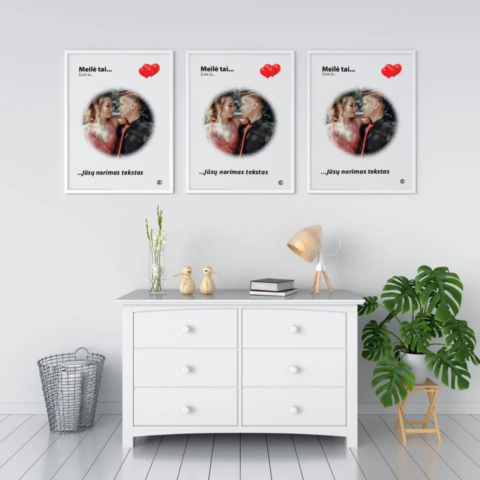 Personalizuotas "Love is" dizaino įrėmintas plakatas su jūsų nuotrauka ir citata