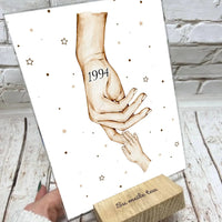 Personalizuota "Mama ir 1-4 vaikai susikibę už rankų" iliustracija ant stiklo  Stiklas -  dovanokis.lt