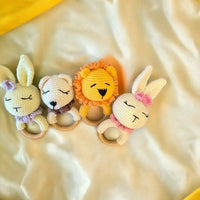 Nerti rankų darbo žaislai – barškučiai ir kramtukai vaikams - Kramtukai & Barškučiai - Balta, Barškučiai, Gimtadienis, Kalėdos ir Naujieji metai, Kramtukai, Kūdikiams, Kūdikis, Mėlyna, Not-on-sale - Megzti, nerti ir mediniai žaislai turi ypatingos energij