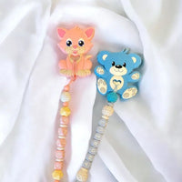 Vardinis Čiulptuko laikiklis su kramtuku - Vardinis - Gimtadienis, Kalėdos ir Naujieji metai, Kramtukai, Kūdikiams, Kūdikis, Not-on-sale, Vardas - Čiulptuko laikiklis su kramtuku. Silikoninis kramtukas – puikus žaislas kūdikiui, kuris ne tik užima mažylį,