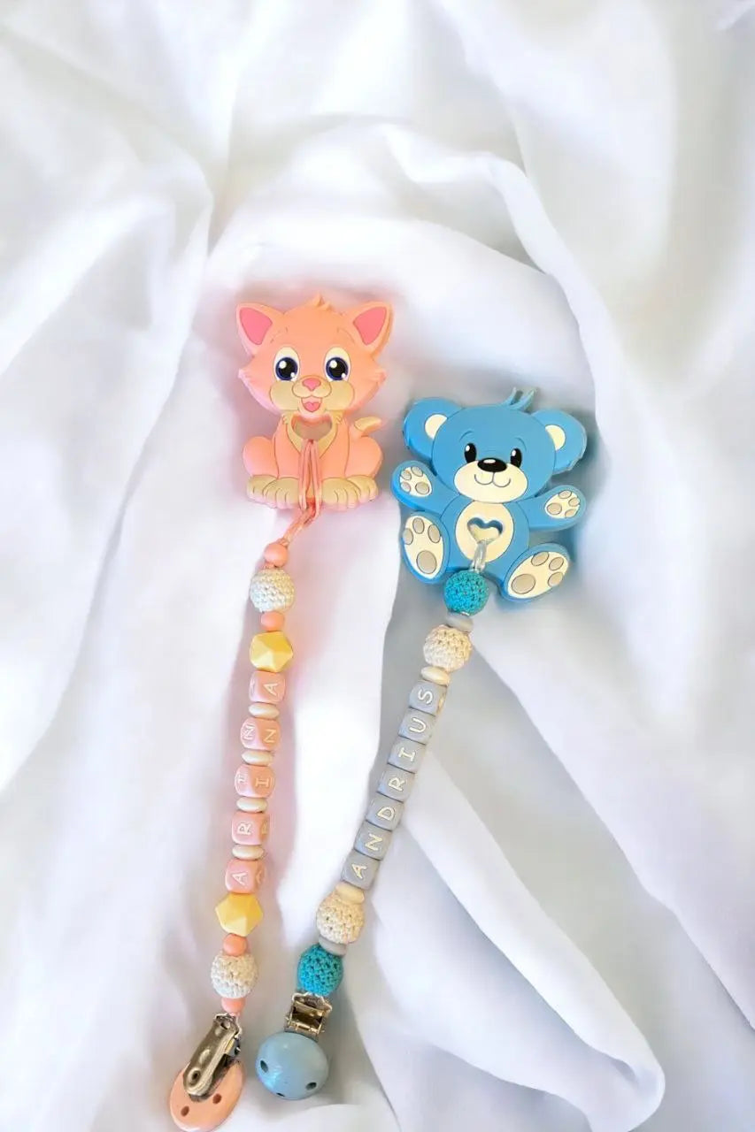 Vardinis Čiulptuko laikiklis su kramtuku - Vardinis - Gimtadienis, Kalėdos ir Naujieji metai, Kramtukai, Kūdikiams, Kūdikis, Not-on-sale, Vardas - Čiulptuko laikiklis su kramtuku. Silikoninis kramtukas – puikus žaislas kūdikiui, kuris ne tik užima mažylį,