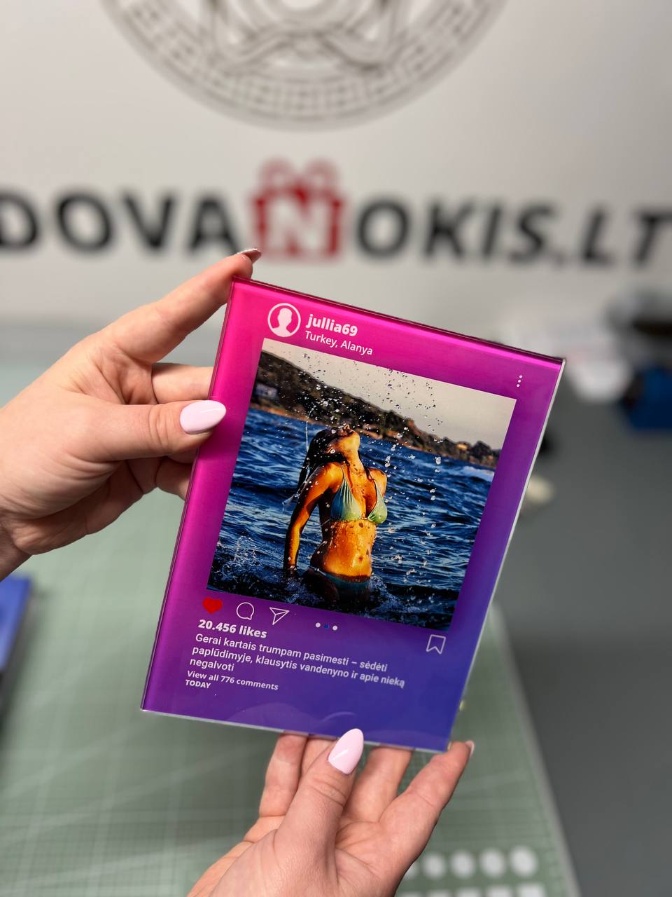 Instagram su jūsų nuotrauka ir mediniu stovu